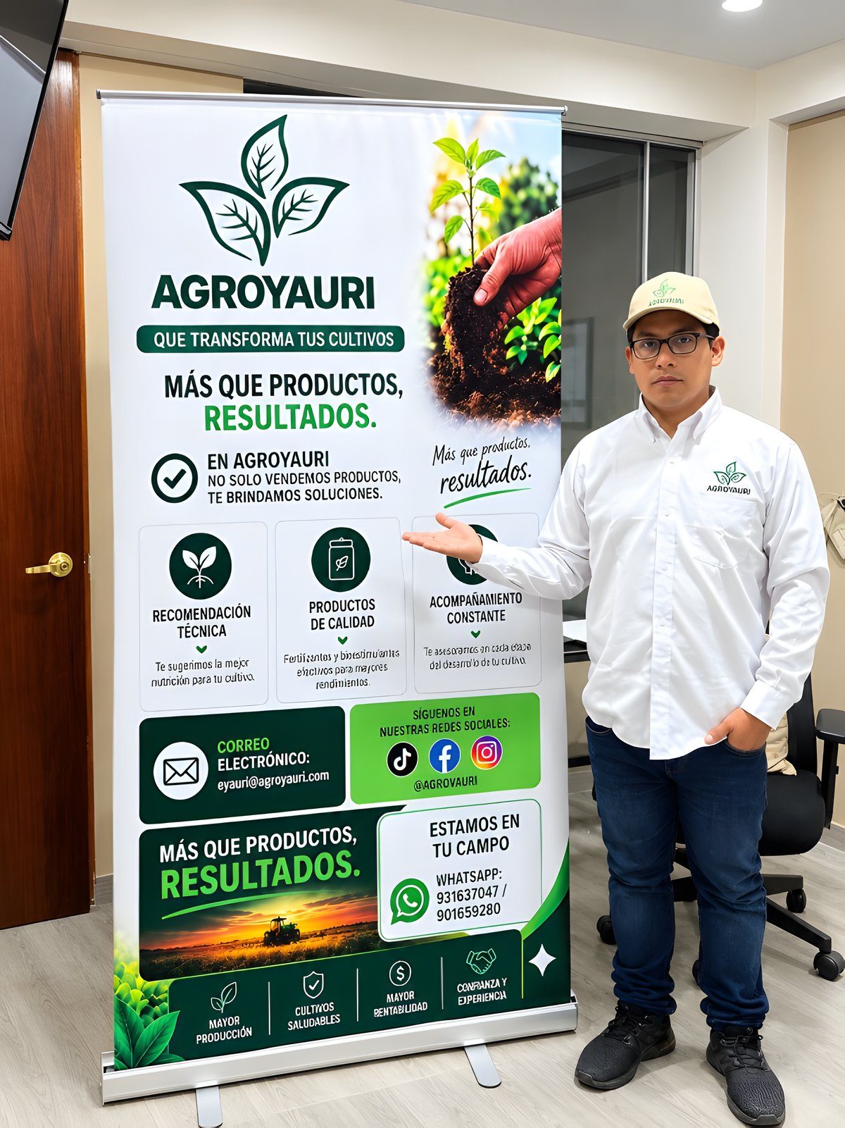 Representante de Agroyauri junto al banner de la marca