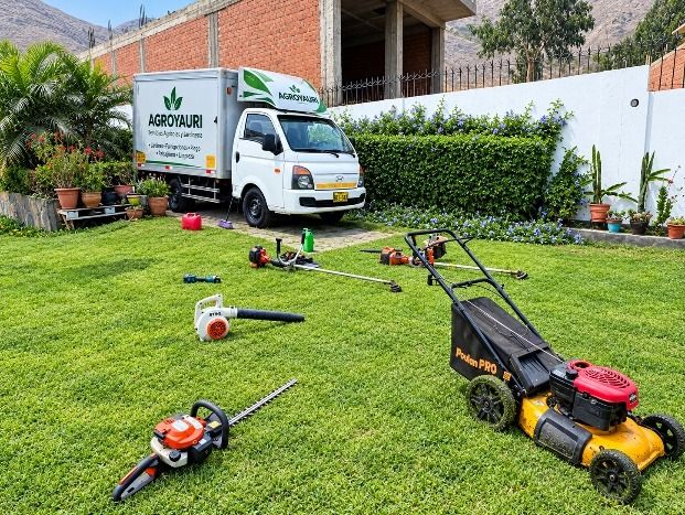 Camioneta y equipos de jardinería de Agroyauri