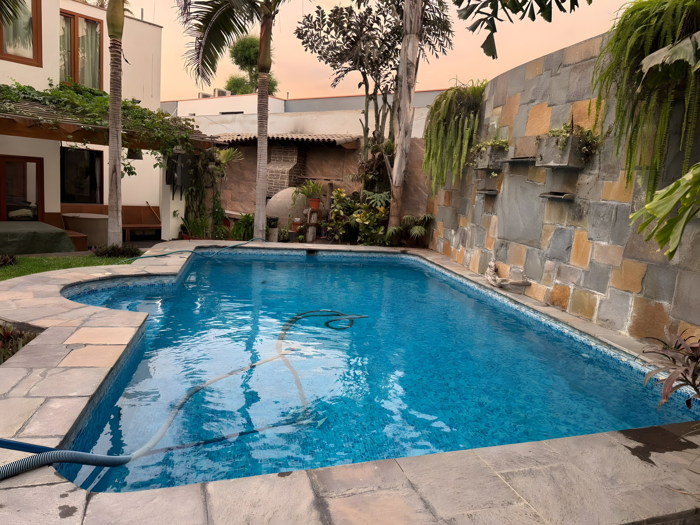 La misma piscina con el agua azul después del mantenimiento